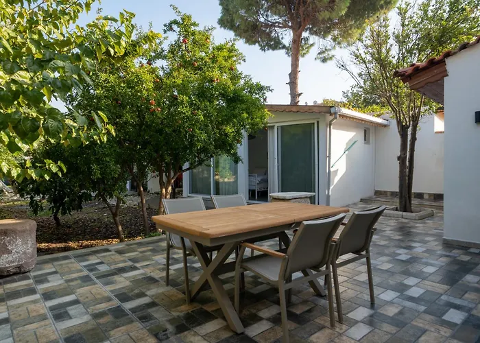 Villa Miniq Homes 103 - Stone House With Garden Cinema, Barbecue, Mini Golf *